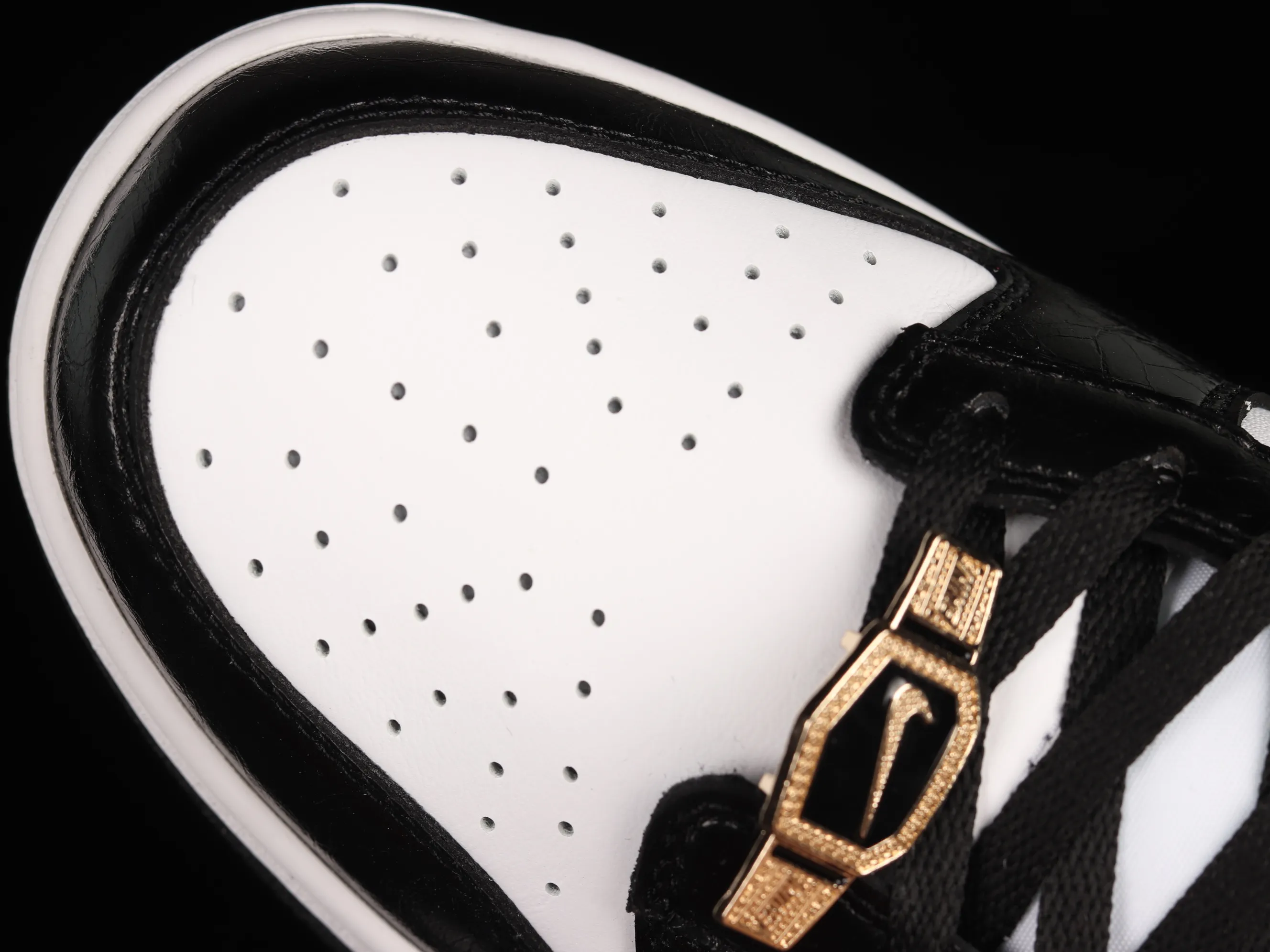 All categories Nk SB Dunk series Nk SB Dunk Low low-top sneakers F version special price Nk Dunk SB Low black and white patent leather panda SB smashed backboard fashion casual sneakers DR9511-100